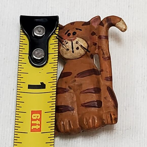 Suzi Skoglund Pin 1.5" Vtg Brooch Blossom Bucket Orange Tabby Cat Signed - Picture 3 of 4